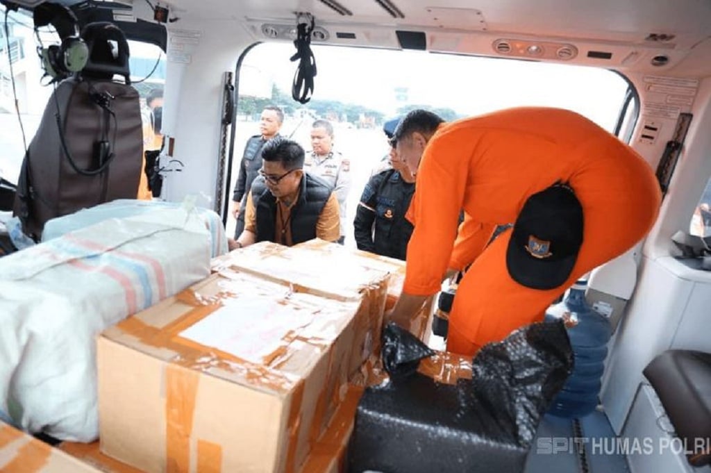 Helikopter Polri Kirim 348 Kg Bantuan Kemanusiaan ke Aceh Tamiang