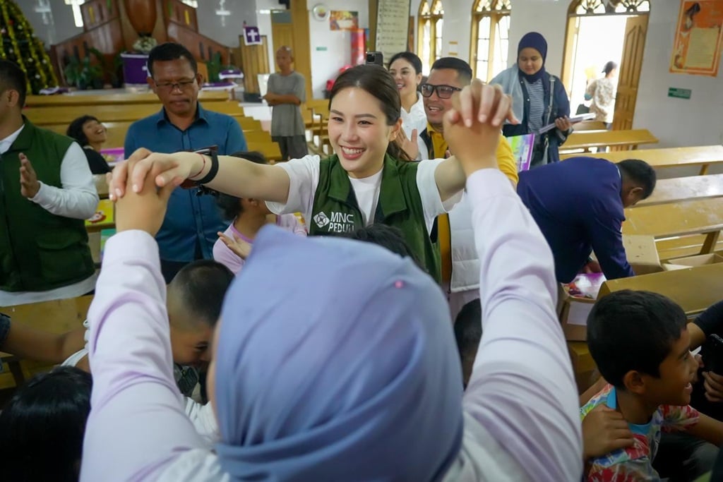 Ringankan Beban di Titik Terparah Banjir Taput, Angela Tanoesoedibjo Disambut Hangat Warga