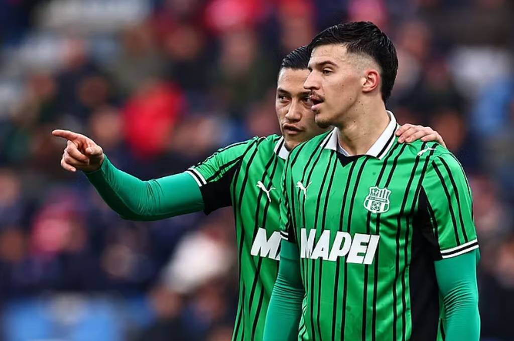 Satu Paket, AC Milan Juga Bidik Tandem Jay Idzes di Sassuolo