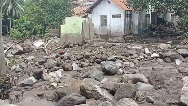 Lumpur Bercampur Batu Meluncur Deras, Rumah Warga di Flores Timur Rusak