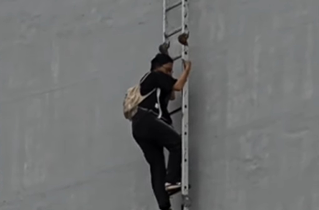 Gedung di Kemayoran Terbakar, Karyawan Dievakuasi Lewat Tangga Gantung 15 Meter