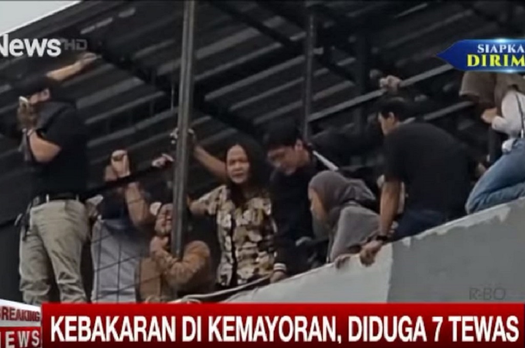 Penampakan Sejumlah Karyawan Terjebak di Atap saat Kebakaran di Kemayoran