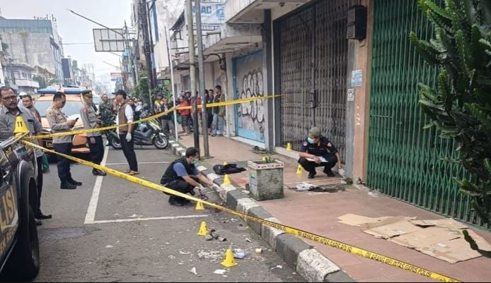 Bandung Geger! Mayat Pria Bersimbah Darah Ditemukan di Trotoar Jalan Otista