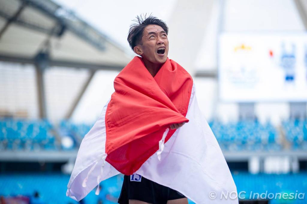 Begini Outfit Nusantara Megawati Hagestri dan Roni Syianturi saat Bawa Bendera Indonesia di Pembukaan SEA Games 2025