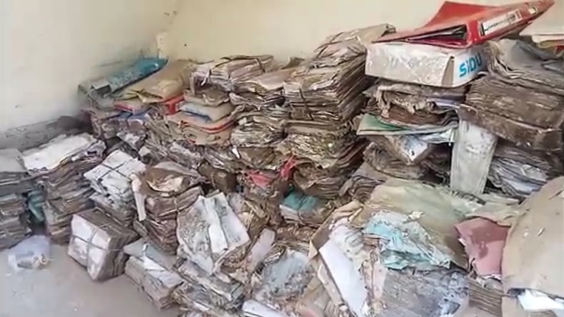 Dokumen Disdikbud Pidie Jaya Rusak Parah Terdampak Banjir Bandang, Basah dan Berlumpur