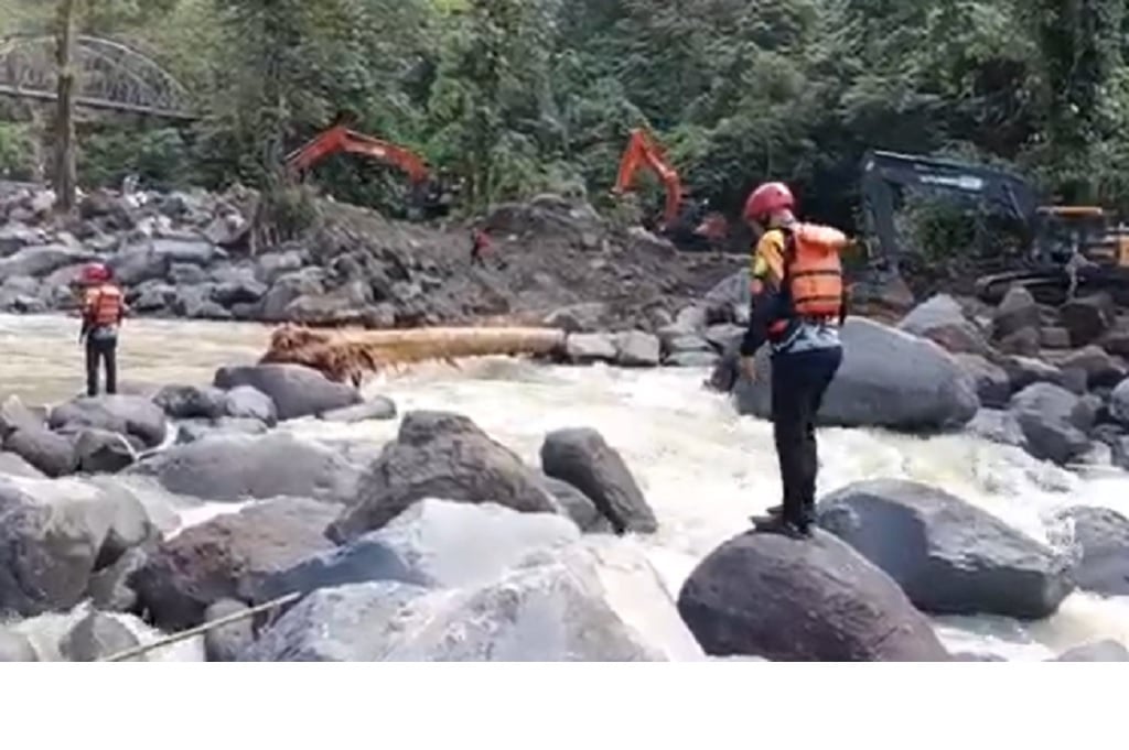 Hujan Deras, SAR Setop Sementara Pencarian Korban Banjir di Padang Panjang