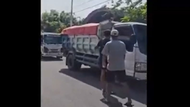 Viral! Warga Ponorogo Gelar Razia Truk Tambang Overload, Kesal Aparat Tak Bertindak