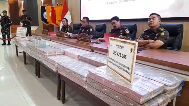 Kejati Jatim Pamerkan Tumpukan Uang Sitaan Korupsi Pelabuhan Probolinggo