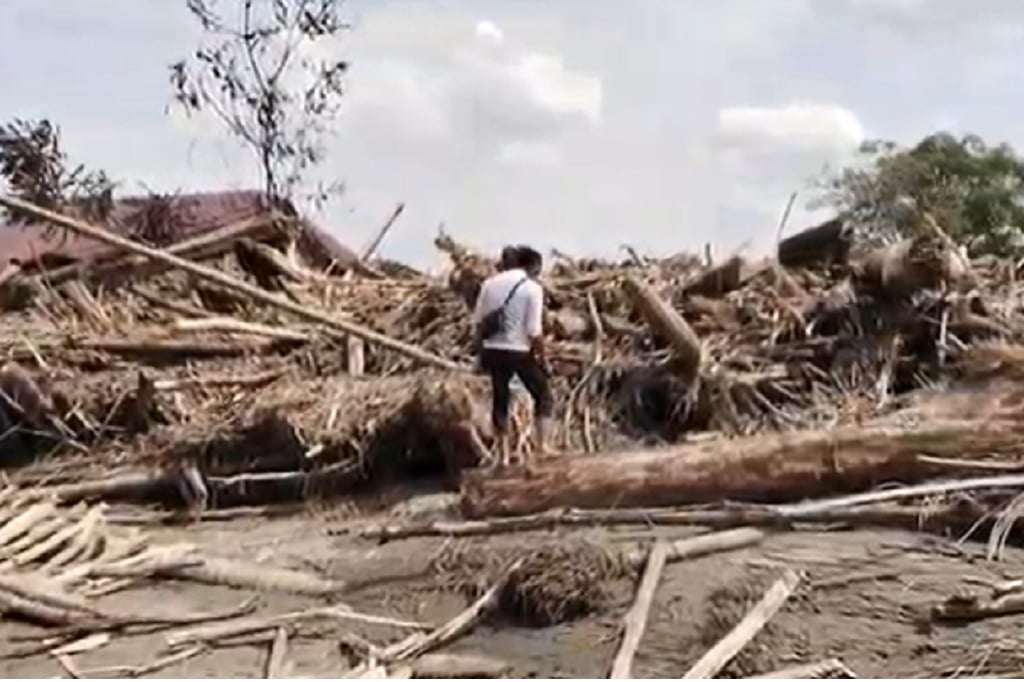 Bak Kota Mati, Desa di Bireun Aceh Lumpuh Tertimbun Kayu Gelondongan usai Banjir