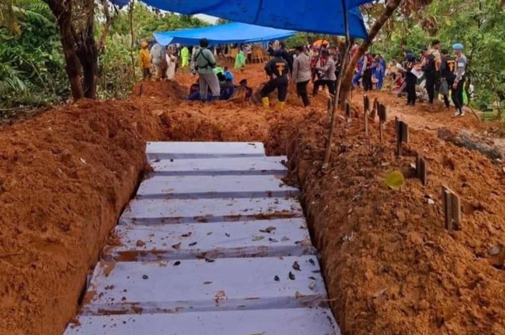 24 Jenazah Tak Teridentifikasi Korban Banjir dan Longsor di Sumbar Dimakamkan Massal