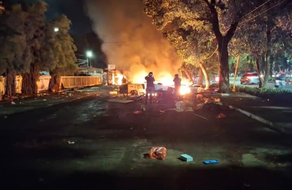 Chaos! Warung dan Kendaraan di Kalibata Jaksel Dibakar setelah Matel Tewas Dikeroyok