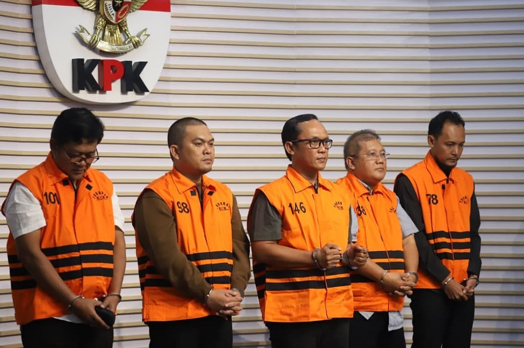 Intip Isi Garasi Bupati Lampung Tengah Terkena OTT KPK