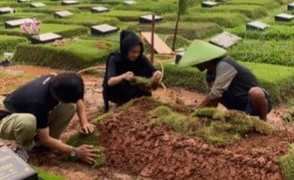 Karina Ranau Pugar Makam Epy Kusnandar di Hari Ke-7 Kepergian sang Suami 