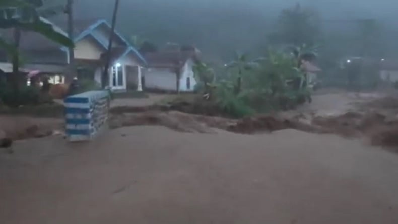 Banjir Bandang Terjang Probolinggo, 5 Jembatan Putus Ratusan Warga Terisolasi