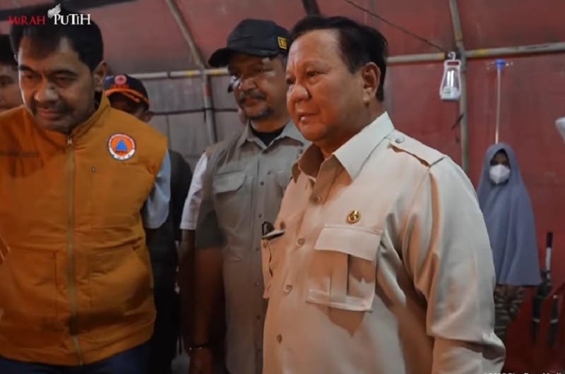 Prabowo Didampingi Mualem Tinjau Pengungsi Banjir di Aceh Tamiang, Disambut Salawat Badar