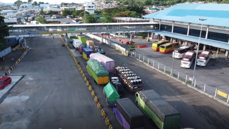 Antrean Truk Mengular di Pintu Masuk Dermaga Pelabuhan Merak