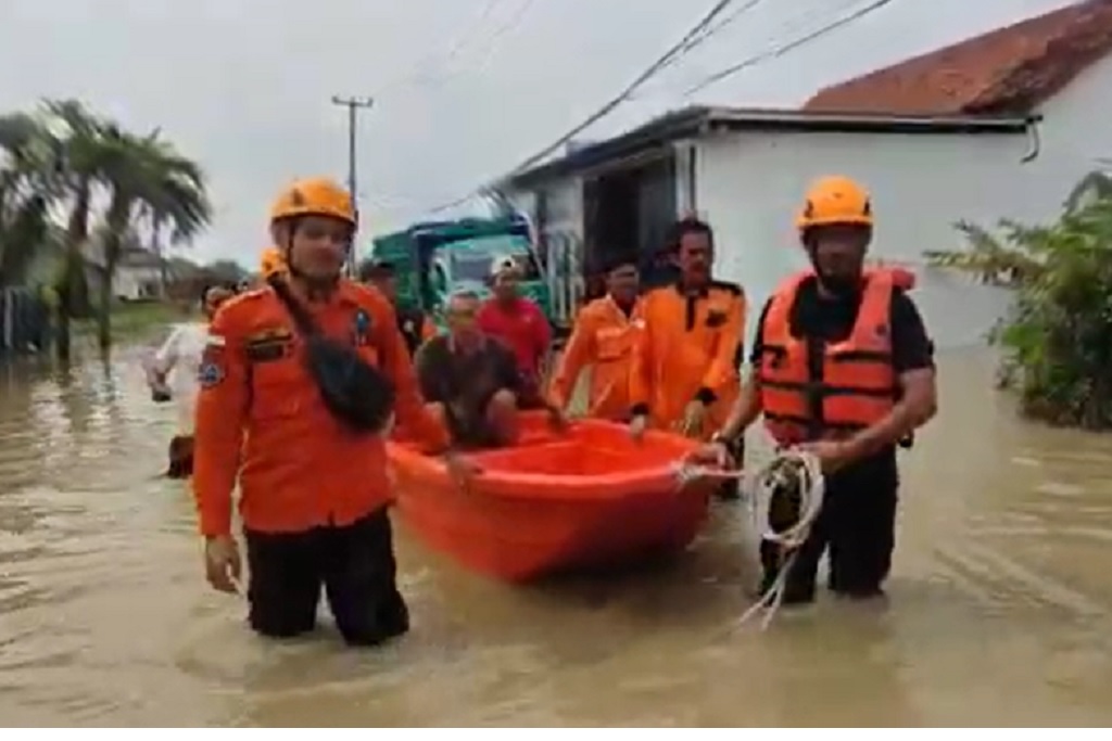 Banjir 1,5 Meter Rendam 15 Desa di Cirebon, BPBD Evakuasi Lansia