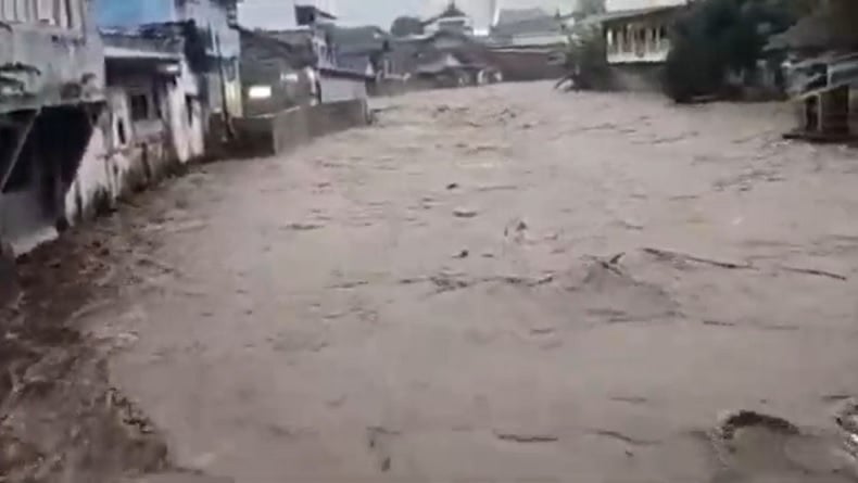 Banjir Kali Jompo Rendam Puluhan Rumah Warga, Termasuk Milik Mantan Bupati Jember