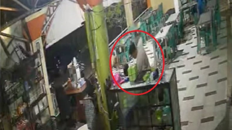 Brutal! Pengunjung Tikam Karyawan Kafe di Parepare Terekam CCTV