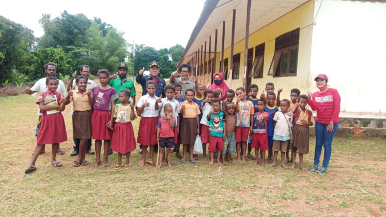 Anggota DPRD Manggarai Hima Domi Berikan Bingkisan Pakaian Misa Natal untuk Umat Paroki Kumba