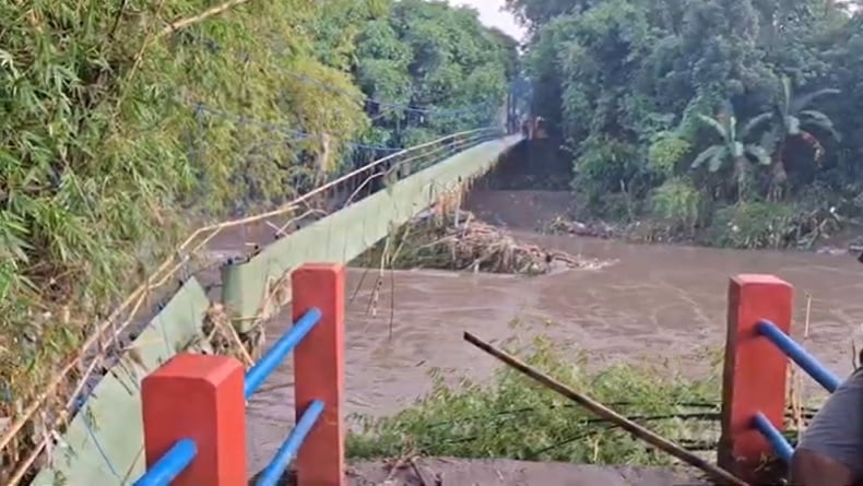 Jembatan Gantung Penghubung 3 Desa di Jember Putus Diterjang Banjir