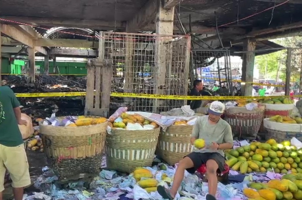 Cerita Pedagang Pasar Kramat Jati, Tetap Berjualan meski Lapaknya Hangus Terbakar