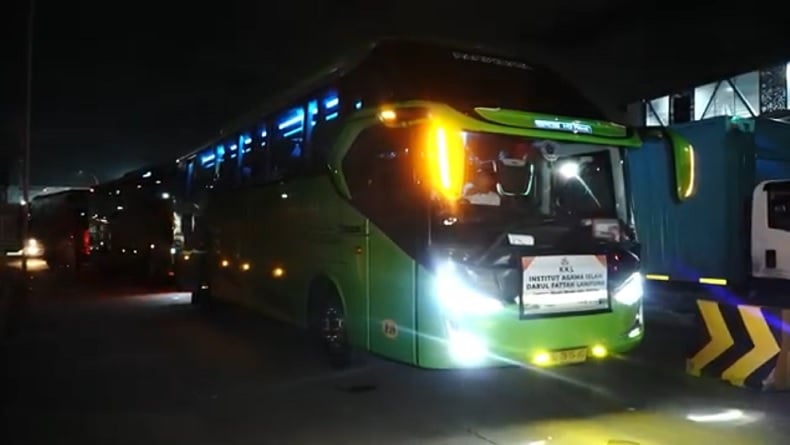 Antrean Kendaraan di Pelabuhan Merak Mengular hingga 5 Kilometer