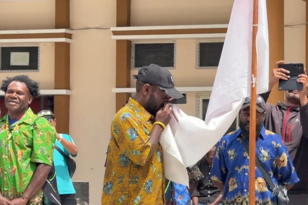 5 Tokoh OPM di Intan Jaya Kembali ke Pangkuan NKRI, Cium Bendera Merah Putih