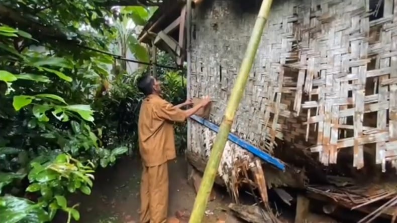 Viral! Kisah Pilu Pegawai Honorer 24 Tahun Mengabdi di SMP Lebak Tinggal di Rumah Reyot