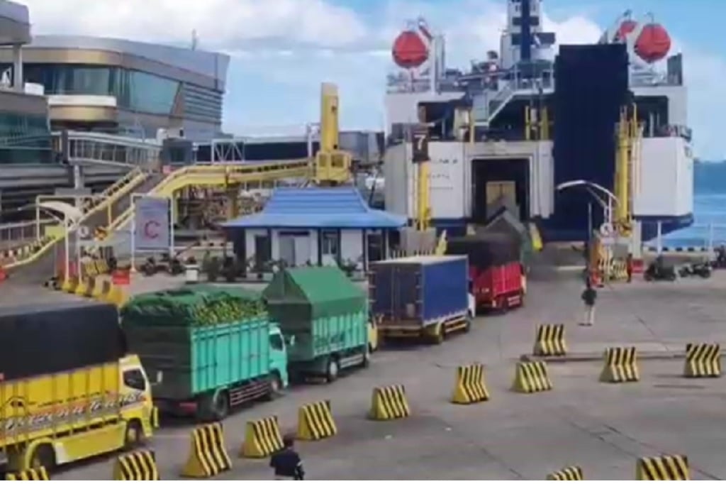 Cuaca Buruk Picu Antrean Panjang Kendaraan di Pelabuhan Bakauheni Lampung