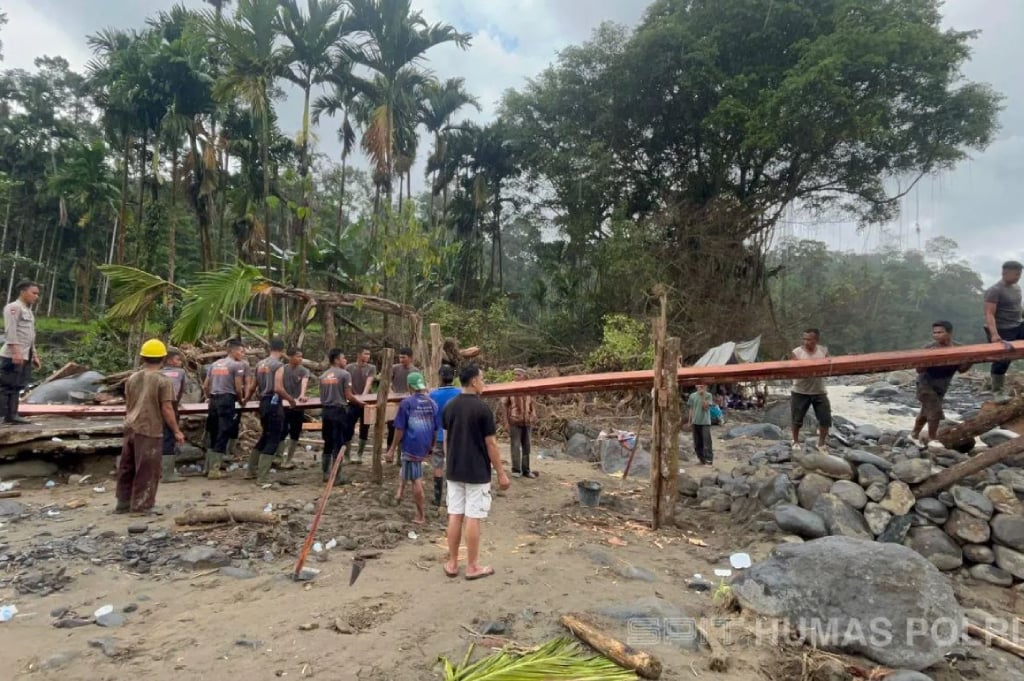 Brimob Polda Sumbar Bangun Jembatan Darurat di Agam, Cari Korban Hilang