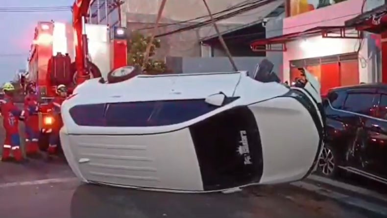 Kecelakaan di Surabaya, Daihatsu Xenia Tabrak Mitsubishi Xpander hingga Terbalik