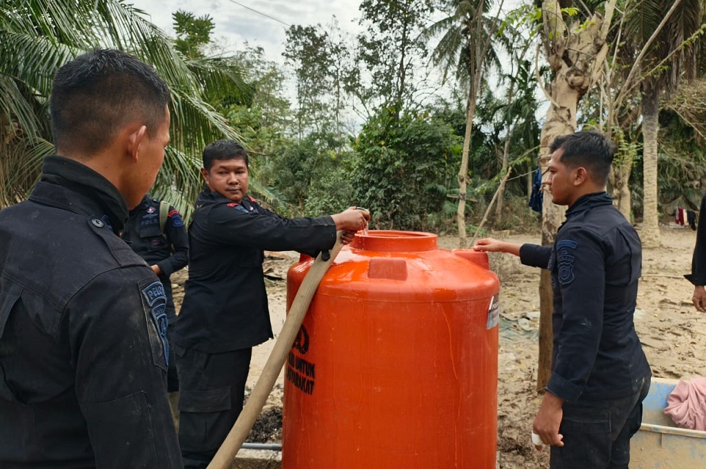 Atasi Krisis Air Bersih usai Bencana, Polri Bagikan 627 Tandon di Sumatra