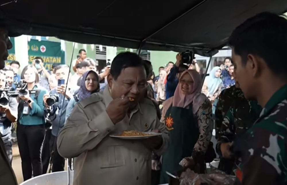 Prabowo Santap Nasi Goreng di Dapur Pengungsi Agam: Enak