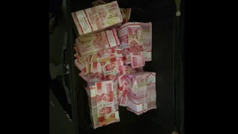 Polisi Gerebek Rumah Diduga Produksi Uang Palsu di Jember, Barang Bukti 2 Koper Disita