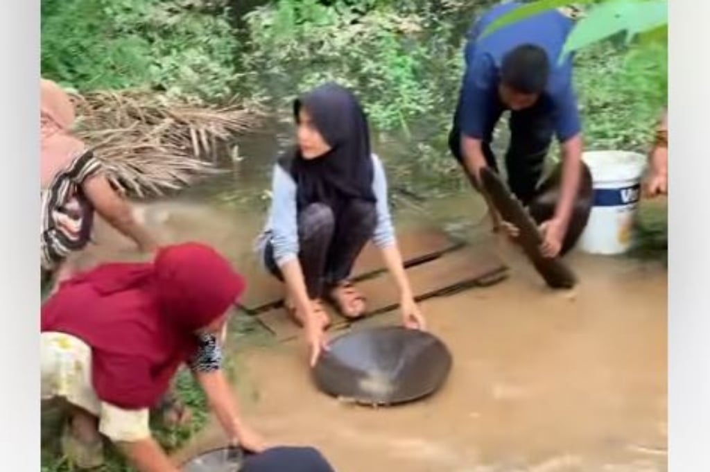 Viral! Pascabanjir di Aceh Barat, Warga Ramai-Ramai Cari Butiran Emas