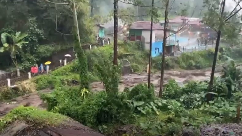 Banjir Bandang Terjang Wisata Guci Tegal, Pengunjung Panik Berlarian