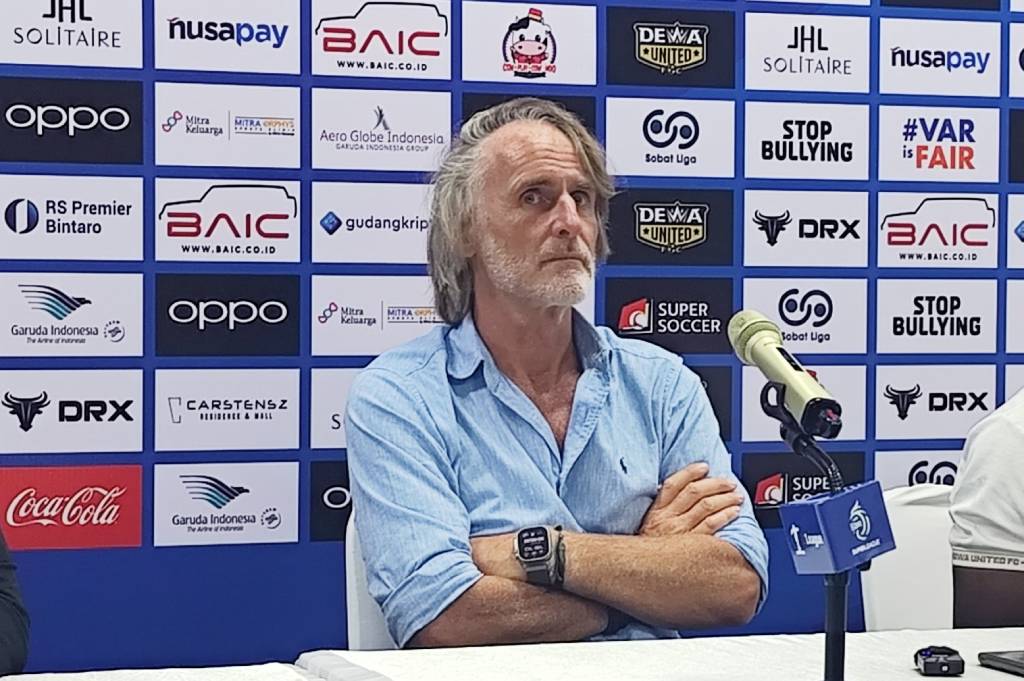 Dewa United Bantai Persis Solo, Jan Olde Riekerink Tetap Semprot Pemain dan VAR