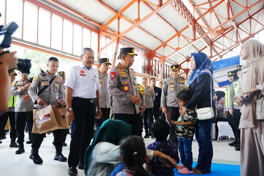 Kapolri Cek Kesiapan Pengamanan Nataru di Stasiun Semarang Tawang, Sapa Pemudik