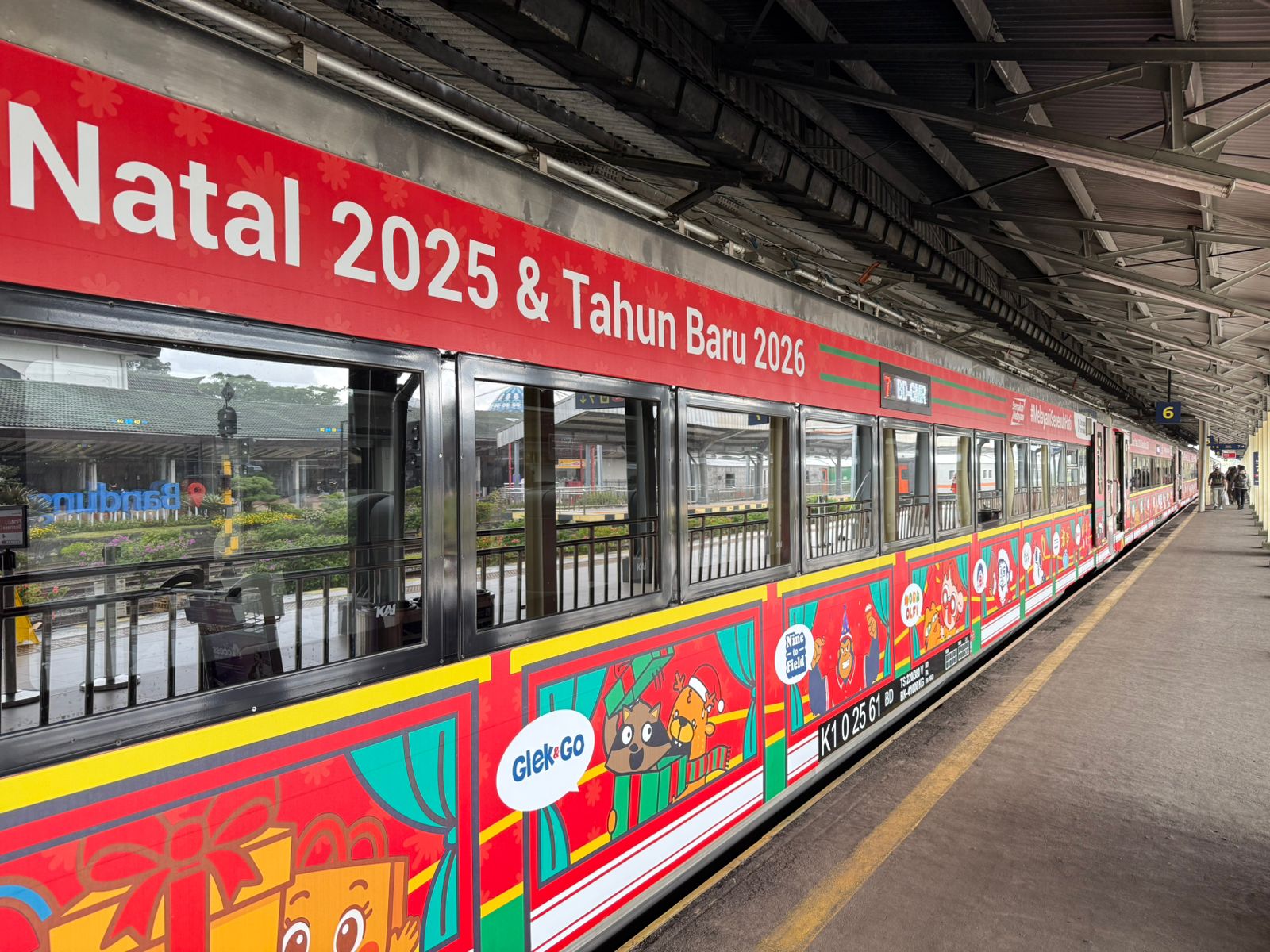 Meriahkan Libur Natal 2025 dan Tahun Baru 2026, KAI Hadirkan Livery Tematik dan Ornamen Stasiun
