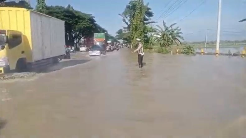 Banjir Kali Plalangan Kembali Rendam Jalan Nasional Lamongan, Lalu Lintas Tersendat