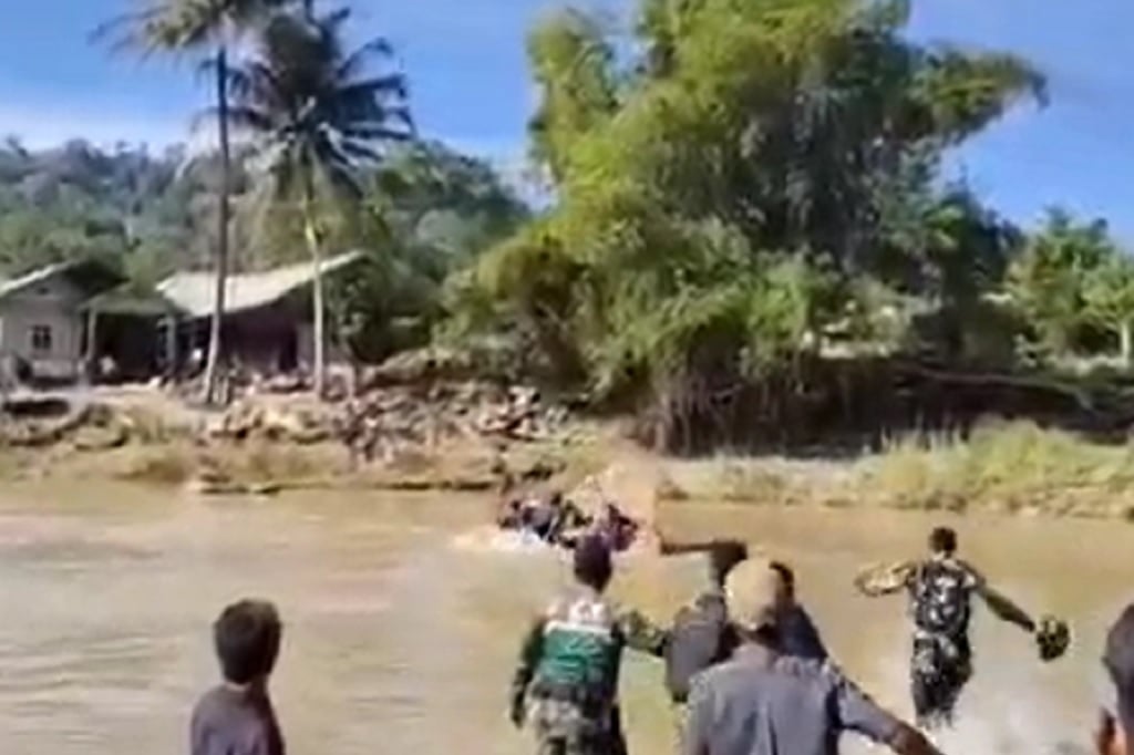Rakit Terbalik, Wagub Aceh dan GM PLN Nyaris Tenggelam Terseret Arus Sungai