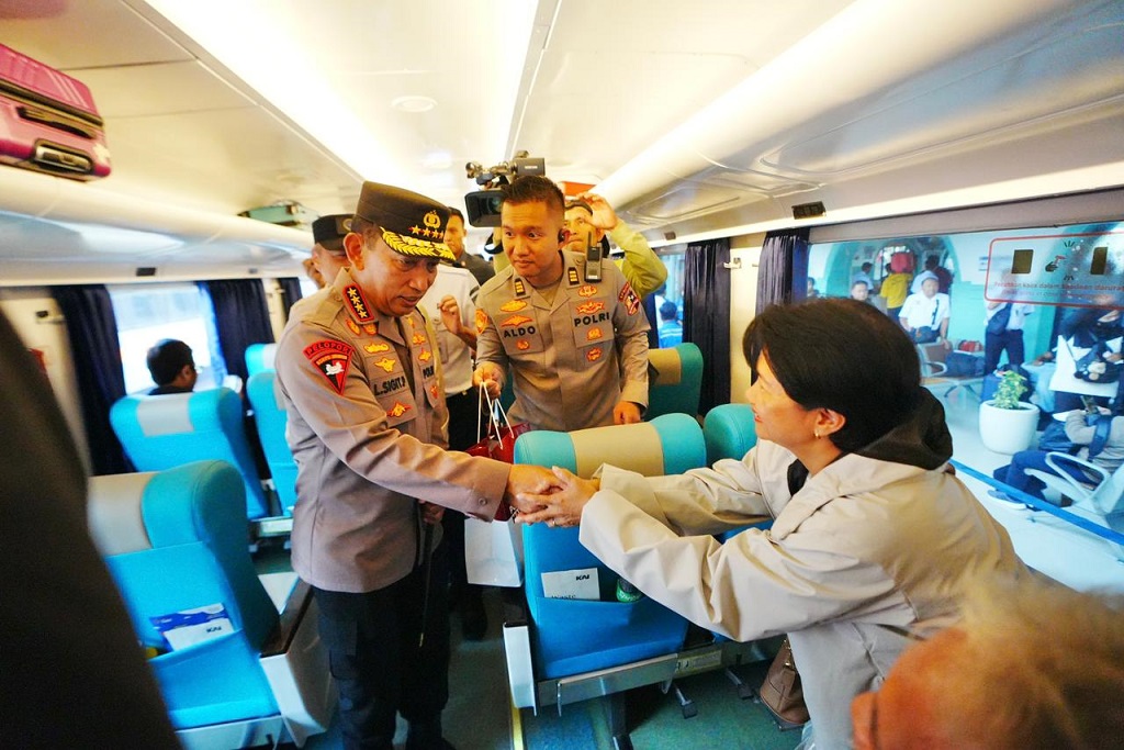 Tinjau Stasiun Pasar Senen, Kapolri Pastikan Fasilitas Mudik Nataru Nyaman