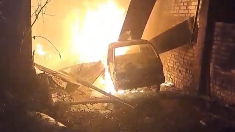 Kebakaran Hebat Pabrik Tahu di Mojosari, Mobil Pikap Ikut Hangus Dilalap Api