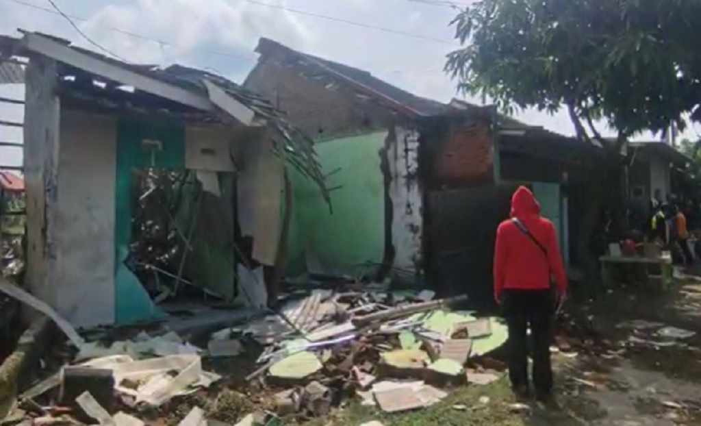 Banjir Bandang 2 Meter Terjang 24 Desa di Cirebon, 20 Rumah Ambruk