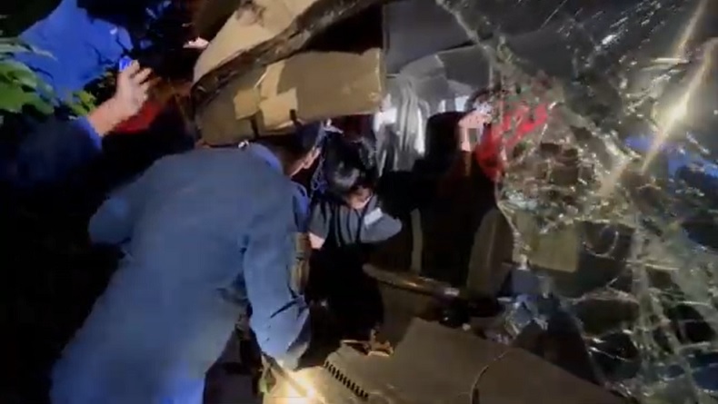 Tabrakan 2 Truk di Magelang, Evakuasi Sopir Terjepit Berlangsung Dramatis
