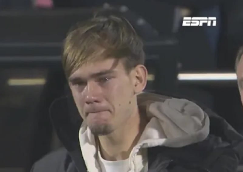 Hancur Hati! Pemain Ajax 19 Tahun Menangis di Depan Publik usai Kekasih Tewas Ditabrak Mobil