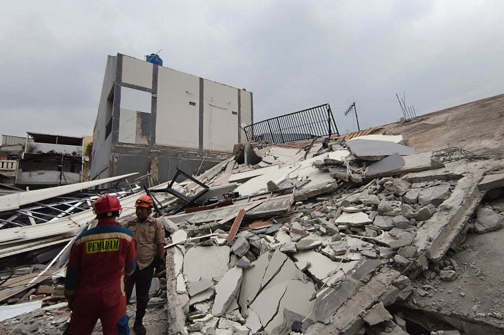 Heboh Bangunan 2 Lantai di Jakut Roboh Timpa 4 Mobil 1 Motor, Tak Ada Korban Jiwa