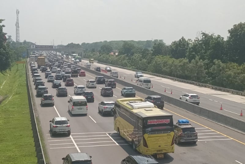 Tol Japek KM 71 Arah Palimanan Macet Imbas Truk Patah Baut Roda