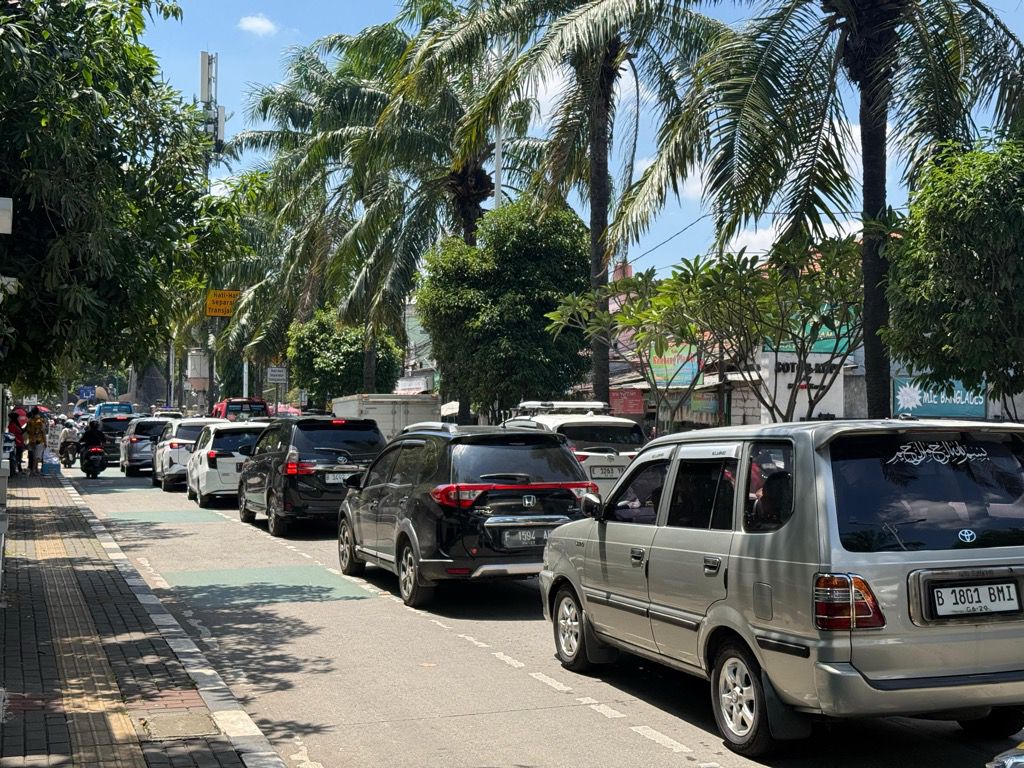 Pengunjung Padati Ragunan, Lalin Macet Siang Ini